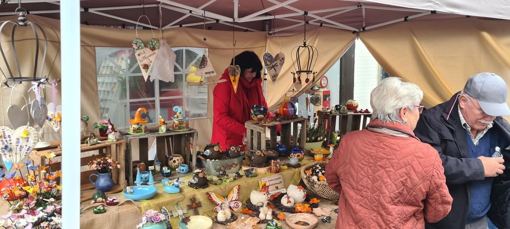Marktstände und Besucher in der Römerstraße