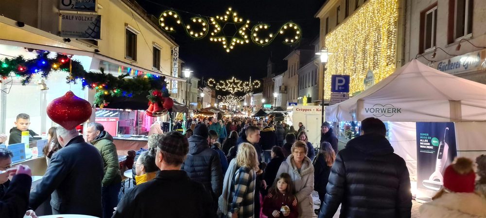 Lichterketten und Sterne über der Römerstraße bei der Weihnachtsstraße