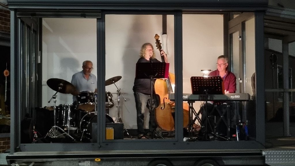 Band auf einer Bühne beim Nachtbummel