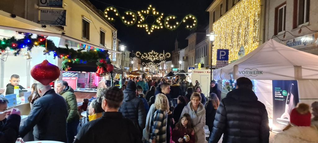 Lichterketten über der Römerstraße